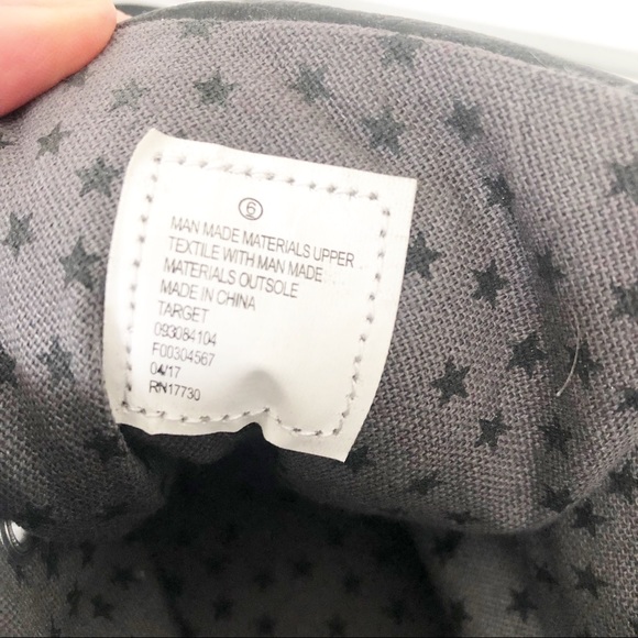 CAT & JACK black hi-tops sneakers STARS lining shoes SIZE Big boy 6 LIKE NEW - Picture 6 of 10